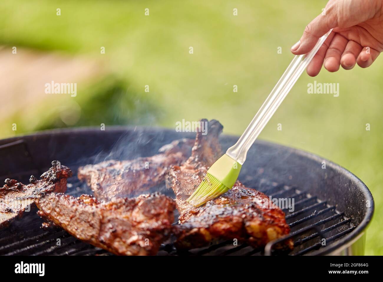 primo piano della tostatura di carne alla griglia Foto Stock