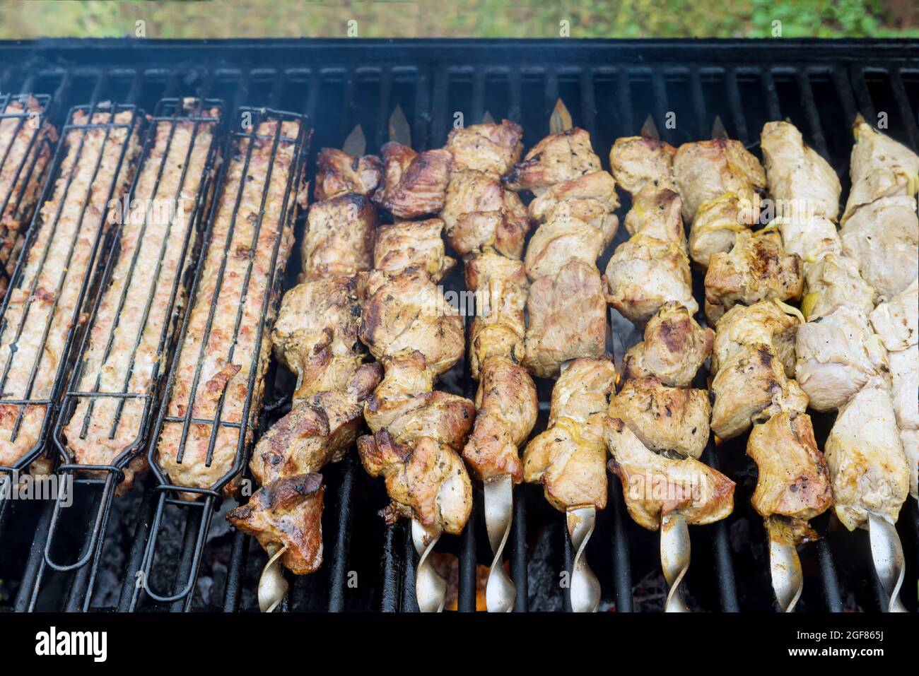 Gli spiedini di shish kebabs sono fritti un barbecue classico nel processo di frittura della carne su carbone Foto Stock