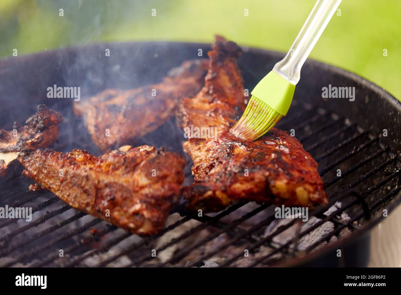 primo piano della tostatura di carne alla griglia Foto Stock