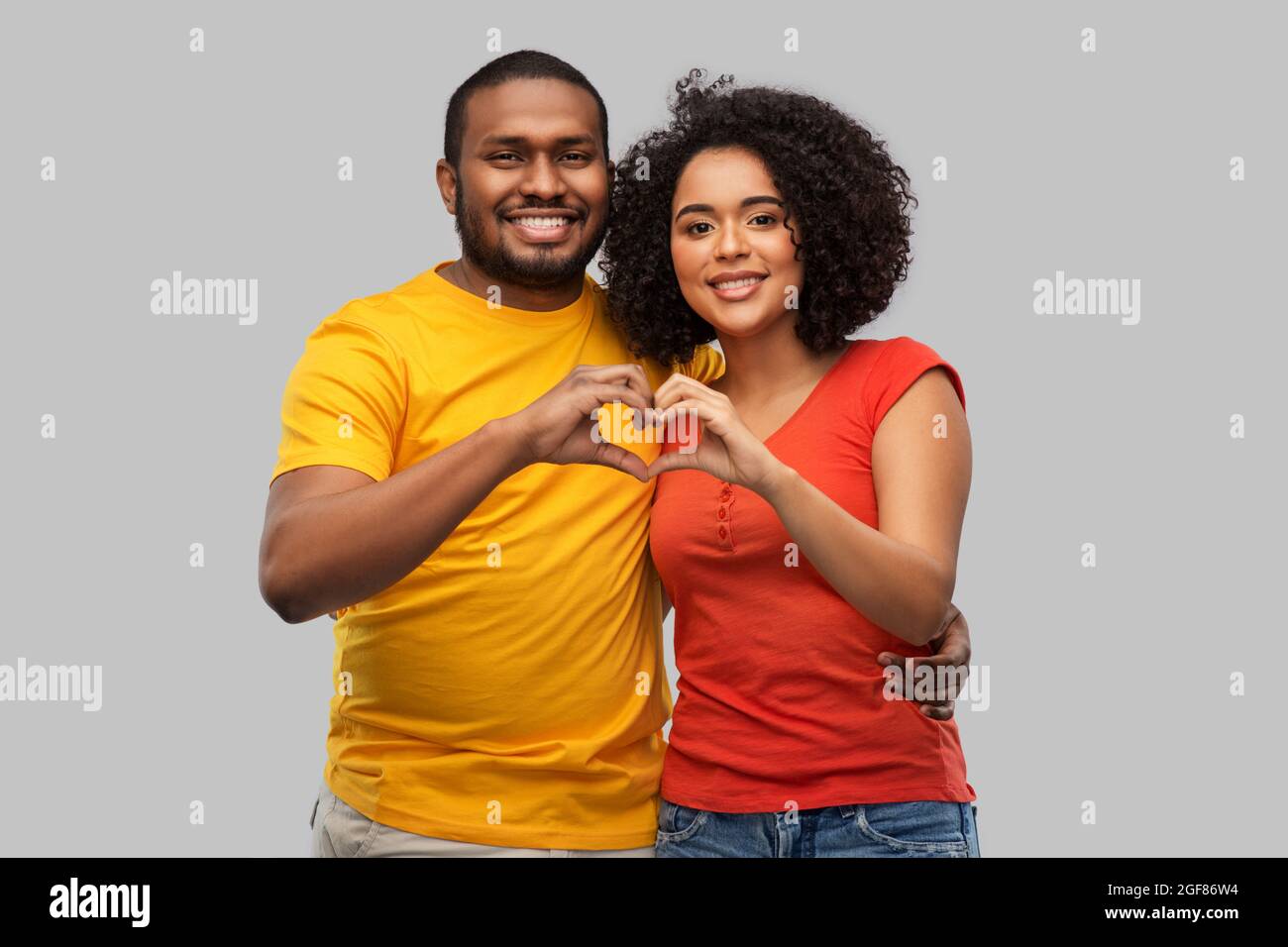 felice coppia afroamericana che fa il cuore della mano Foto Stock