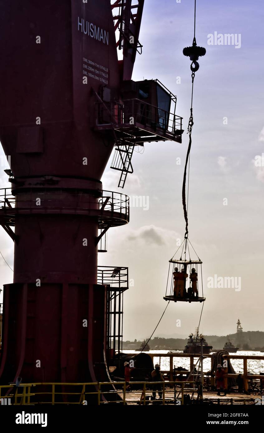L'equipaggio e' trasferimento dall'alloggio in barca da lavoro con PTB o cestino di trasferimento personale Foto Stock