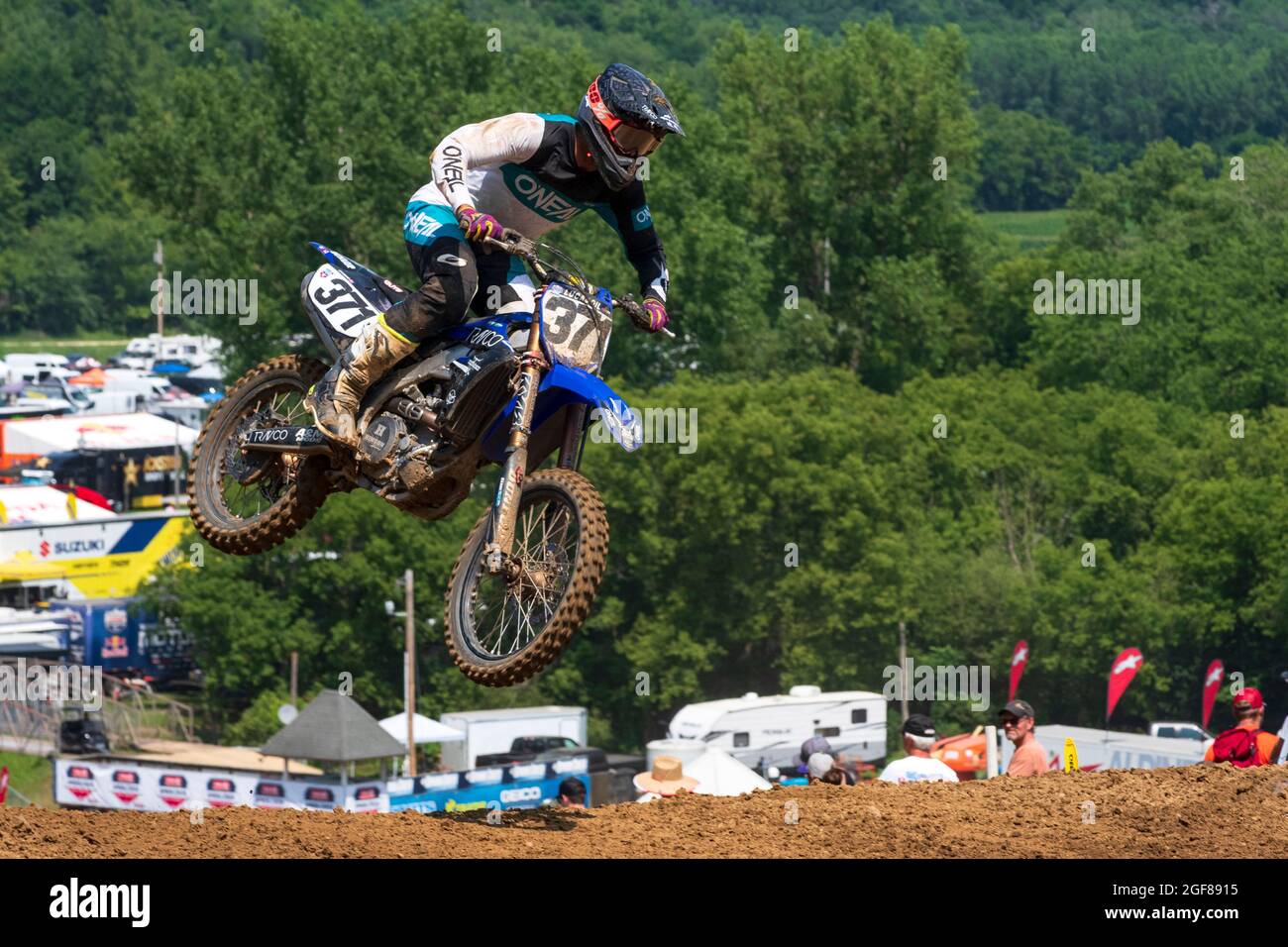 Millville, MN/USA - 17 luglio 2021: Pilota di motocross professionista in corso presso lo Spring Creek National. Foto Stock