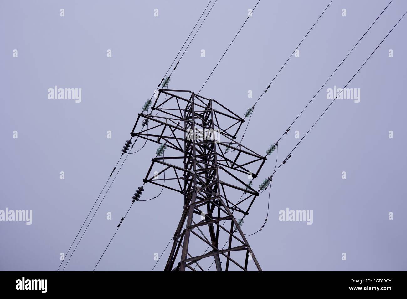 Elettricità per la trasmissione di energia elettrica attraverso reti elettriche. Alta tensione elettrica. Foto Stock