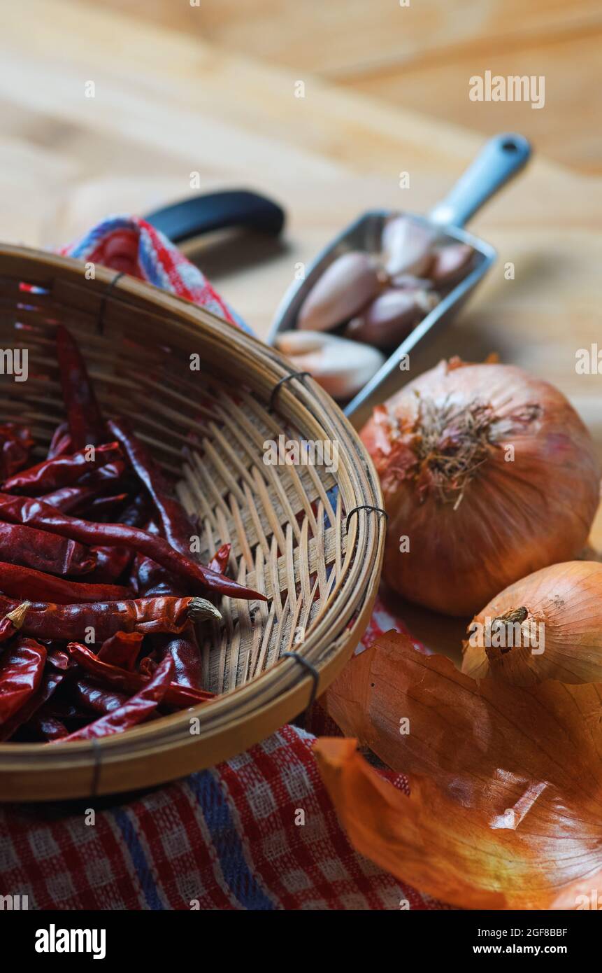 Asciugare il peperoncino rosso nel cestino di bambù Foto Stock
