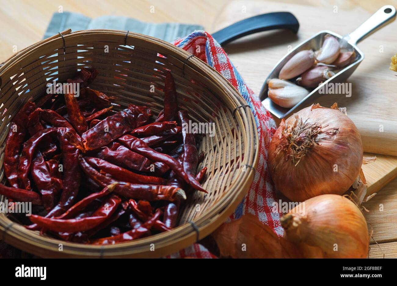 Asciugare il peperoncino rosso nel cestino di bambù Foto Stock