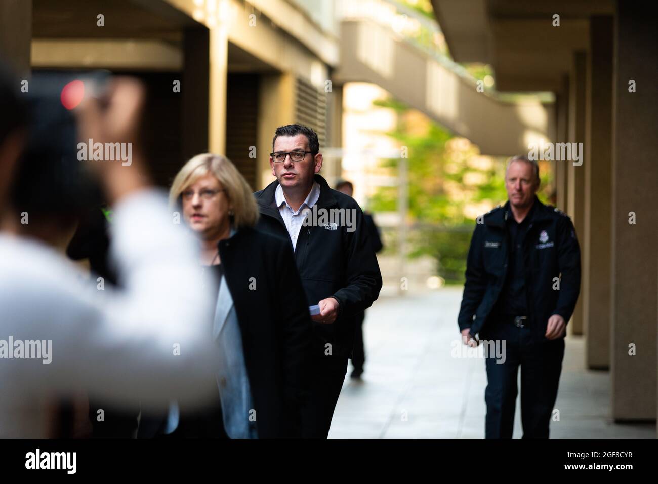 Melbourne, Australia, 15 luglio 2020. Ministro della polizia e dei servizi di emergenza, Lisa Neville (L) si reca in attesa dei media per iniziare il briefing quotidiano dei governi, seguito dal Premier Daniel Andrews (C) e dal vice commissario Rick Nugent (R) durante il COVID 19 il 15 luglio 2020 a Melbourne, Australia. Altri 238 casi COVID-19 sono stati scoperti da un giorno all’altro, portando i casi attivi di Victoria a oltre 2000, la speculazione sta aumentando che quasi tutti i casi attuali di Victoria derivano dal sistema di quarantena degli hotel, messo in atto dal governo Andrews, e dalla protesta contro la questione della vita Nera. Premier da Foto Stock