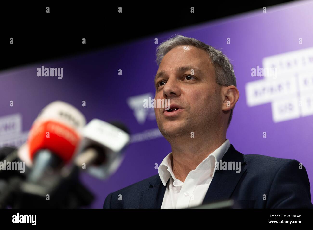 Melbourne, Australia, 24 luglio 2020. Il Professor Brett Sutton, Chief Health Officer vittoriano, aggiorna i media durante la conferenza stampa COVID-19. Altri 300 casi di Coronavirus sono stati scoperti da un giorno all’altro, e altri 6 decessi hanno portato i casi attivi di Victoria a oltre 3600. Credit: Dave Hewison/Speed Media/Alamy Live News Foto Stock