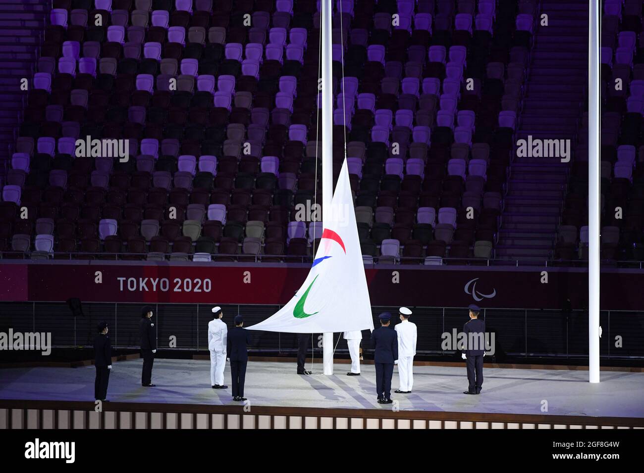 Tokyo, Giappone. 24 agosto 2021. La bandiera paraolimpica viene innalzata durante la cerimonia di apertura dei Giochi paraolimpici di Tokyo 2020 a Tokyo, Giappone, 24 agosto 2021. Credit: Cheong Kam Ka/Xinhua/Alamy Live News Foto Stock