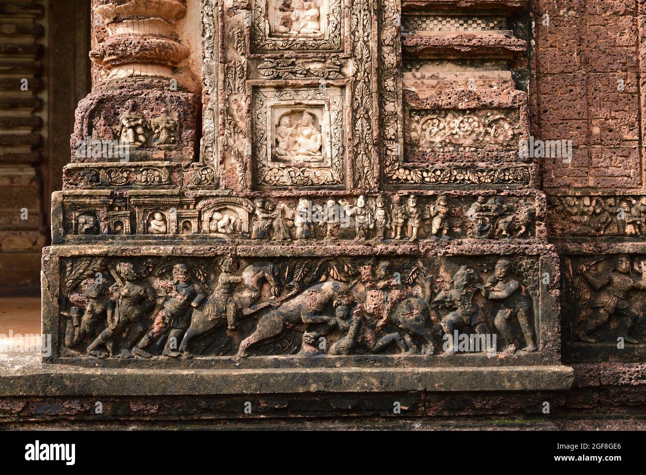 Stucco lavora su scene epiche e puraniche sulle pareti esterne del Tempio di Radhashyam costruito dal governatore di Malla Chaitanya Singha nel 1758 d.C. Quadrato sul piano, t Foto Stock