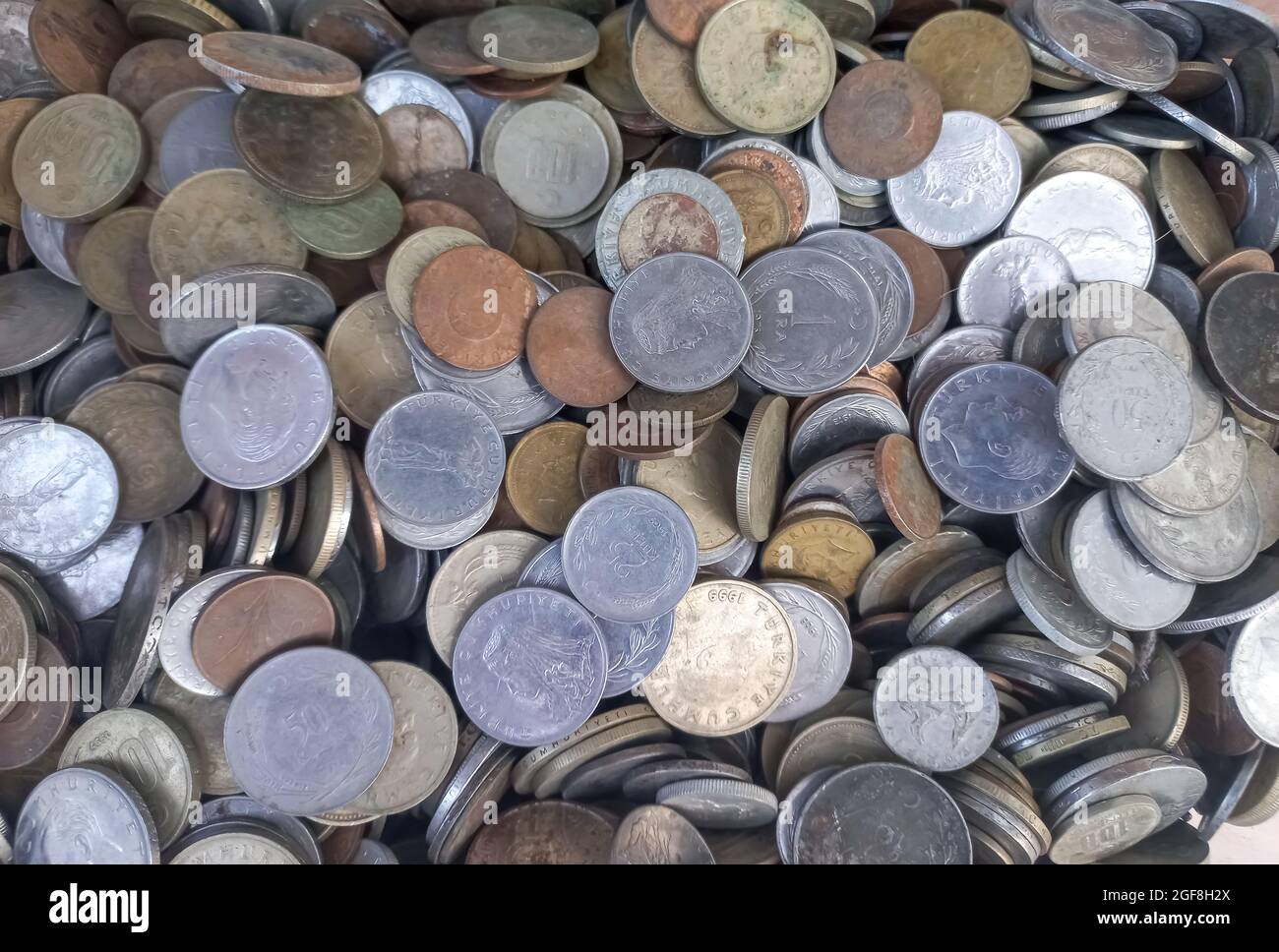 Mucchio di vecchie monete in lira turca. Vista dall'alto delle monete turche di decenni diversi. Foto Stock