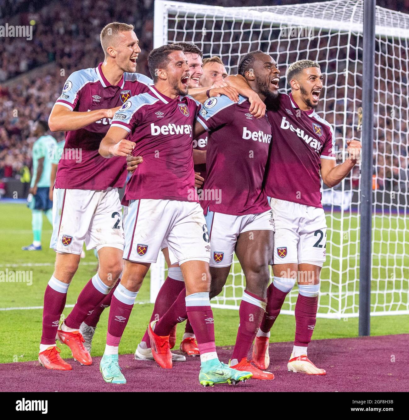 LONDRA, INGHILTERRA - AGOSTO 23: Michail Antonio di West Ham festeggia con Michail Antonio, Declan Rice, ha detto Benrahma, Jarrod Bowen, Pablo Fornals, Toma Foto Stock