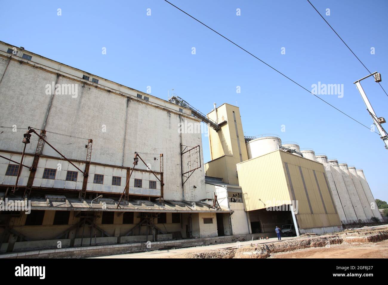 Tunisi, Tunisia. 23 Agosto 2021. Silos di grano visto a Manouba Governorate.The raccolto di cereali in Tunisia si trova a 16.4 milioni di quintali questa stagione, Tunis Afrique Presse (TAP/Official) ha detto, citando il ministero dell'agricoltura tunisino. Sul fronte della logistica, 176 centri di raccolta sono stati convalidati su 186 distribuiti in tutto il paese, e 7.9 milioni di quintali di cereali raccolti. Credit: SOPA Images Limited/Alamy Live News Foto Stock