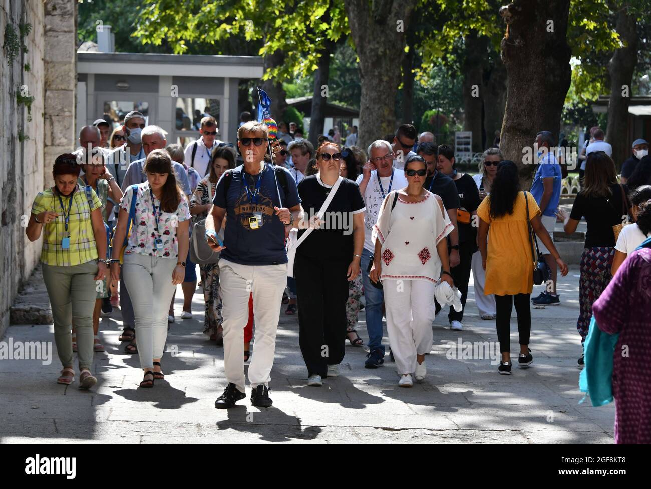 Istanbul, Turchia. 24 agosto 2021. I turisti sono visti alla Piazza Sultanahmet a Istanbul, Turchia, 24 agosto 2021. La Turchia ha ospitato 10.08 milioni di turisti stranieri nei primi sette mesi del 2021, in crescita del 85.44% anno su anno, il Ministero della Cultura e del Turismo ha annunciato lunedì. Il centro finanziario e culturale, Istanbul, ha attirato il 38% del totale degli stranieri in visita nel paese nel periodo gennaio-luglio, il ministero rivelato in un rapporto. Credit: Xu Suhui/Xinhua/Alamy Live News Foto Stock