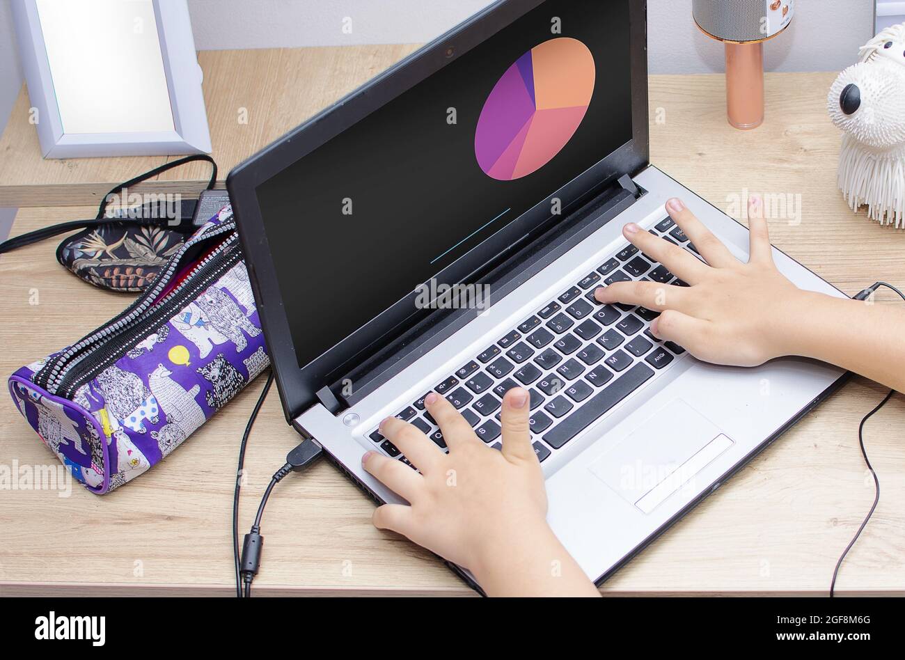 Primo piano delle dita di una ragazza su una tastiera di un notebook Foto Stock