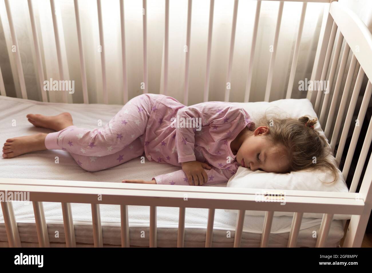 Top view little girl sleeping immagini e fotografie stock ad alta  risoluzione - Alamy