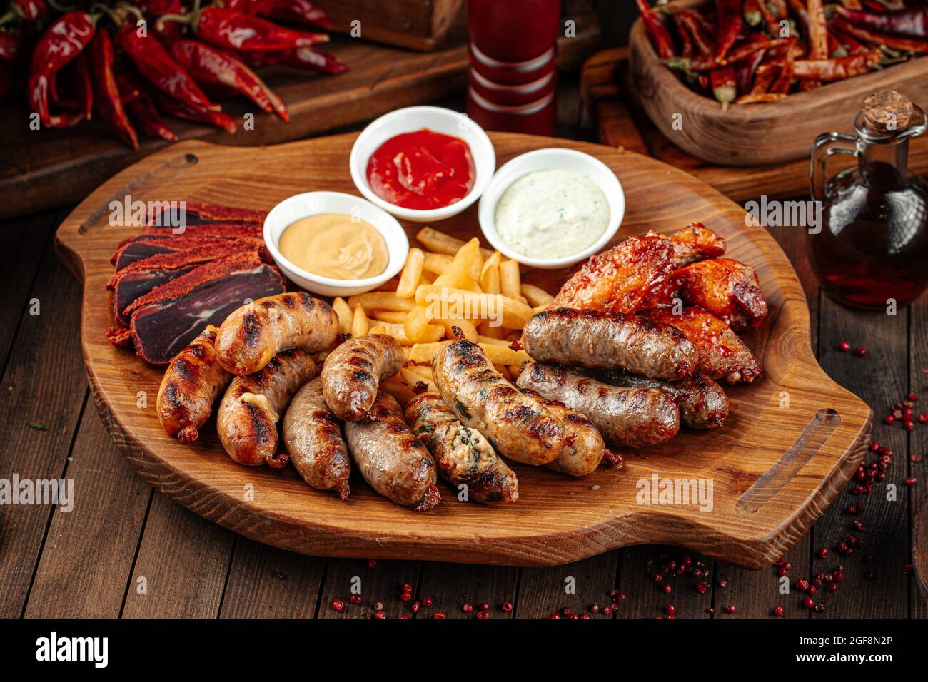 Vassoio in legno di antipasti di birra assortiti Foto Stock
