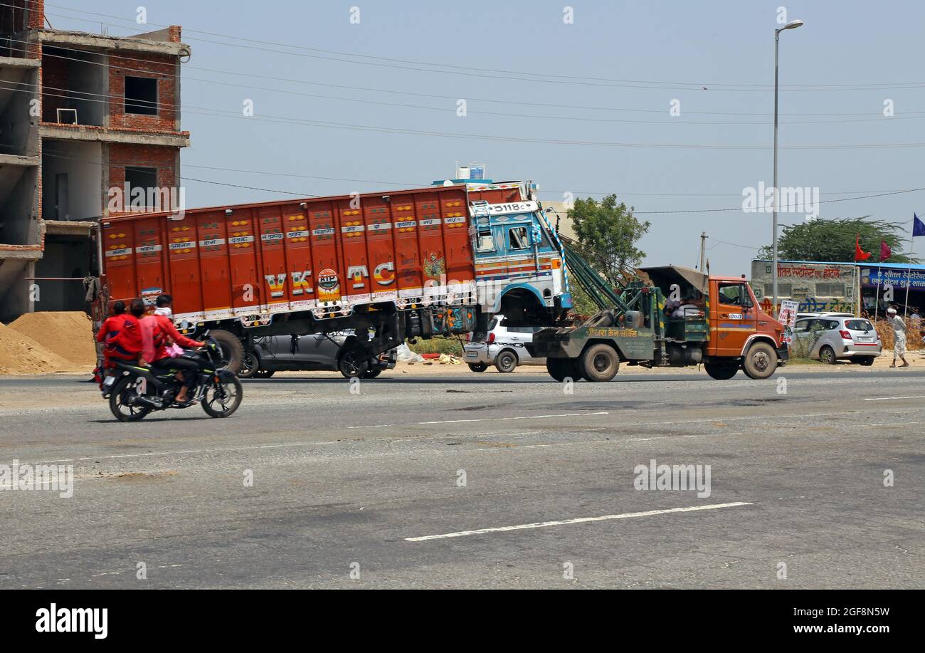 Beawar, Rajasthan, India, 24 agosto 2021: Una piccola gru porta un camion danneggiato passa sulla Ahmedabad-Delhi National Highway a Beawar. Credit: Sumit Saraswat/Alamy Live News Foto Stock