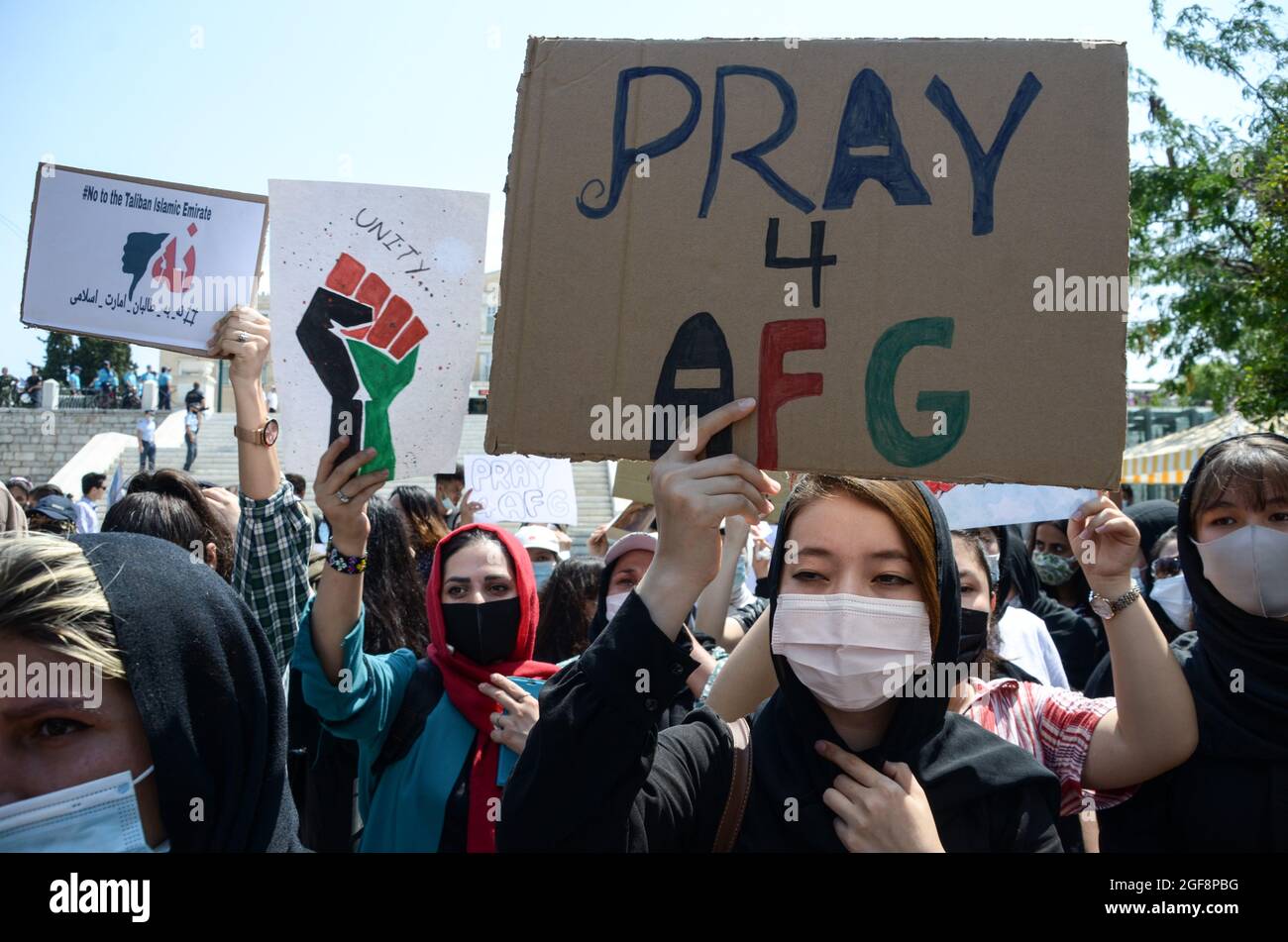 I rifugiati afghani che vivono in Grecia protestano contro la riassunzione del controllo dei talebani sul loro paese, il 19 agosto 2021 ad Atene, Grecia. Foto Stock