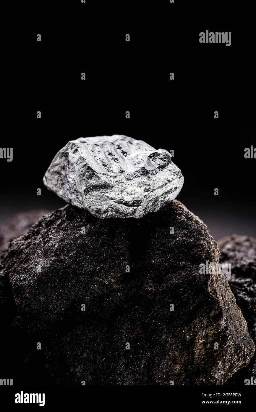 nocciolo di platino in miniera di scavo, gemma, concetto di estrazione mineraria Foto Stock