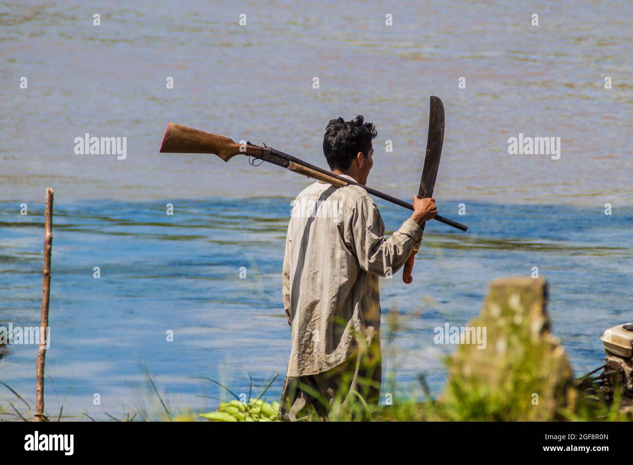 PANTOJA, PERÙ - 13 LUGLIO 2015: Cacciatore locale sulla sua strada per la giungla nel villaggio di Pantoja, Perù Foto Stock