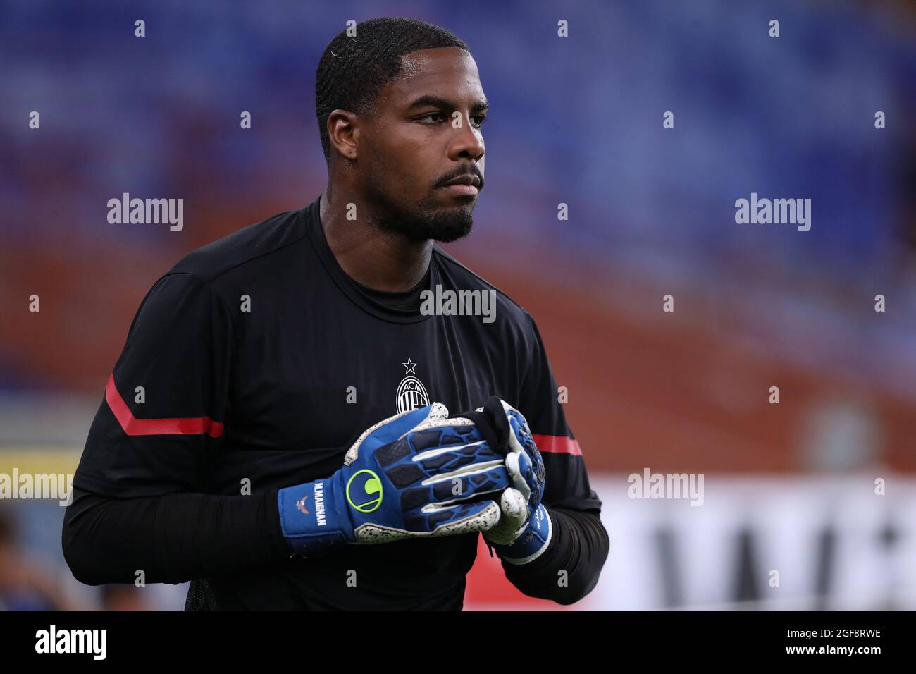 Genova, Italia, 23 agosto 2021. Mike Maignan dell'AC Milan reagisce durante il riscaldamento prima della serie A alla gara di Luigi Ferraris a Genova. Il credito d'immagine dovrebbe essere: Jonathan Moscrop / Sportimage Credit: Sportimage/Alamy Live News Foto Stock