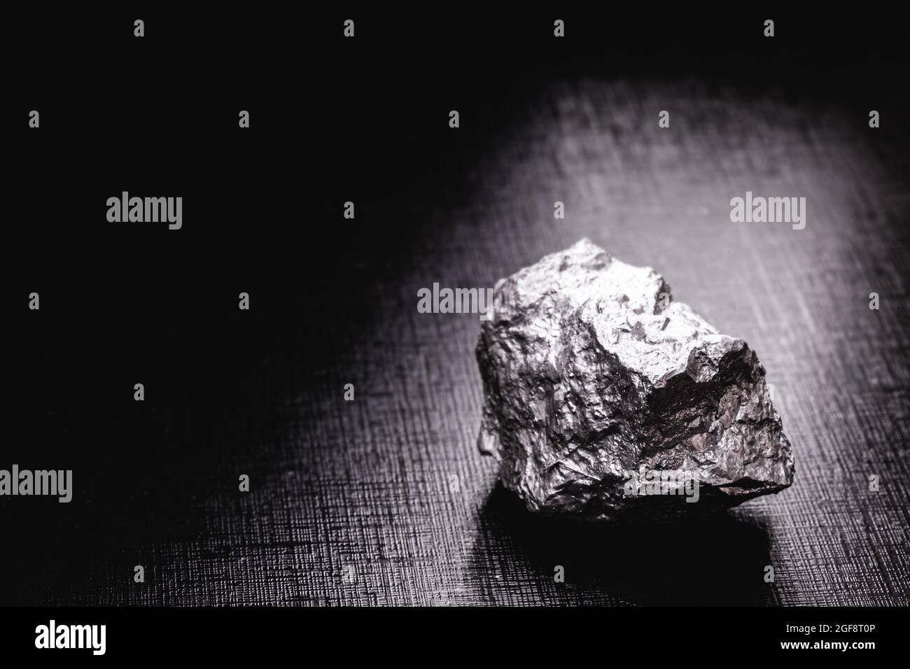 Il palladio è un elemento chimico che a temperatura ambiente si contrae allo stato solido. Metallo utilizzato nell'industria. Concetto di estrazione minerale. Foto Stock