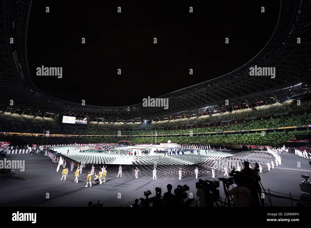 Tokio, Giappone. 24 agosto 2021. Paralimpiadi: Cerimonia di apertura allo Stadio Olimpico. Panoramica dello stadio durante la cerimonia di apertura. Credit: Marcus Brandt/dpa/Alamy Live News Foto Stock