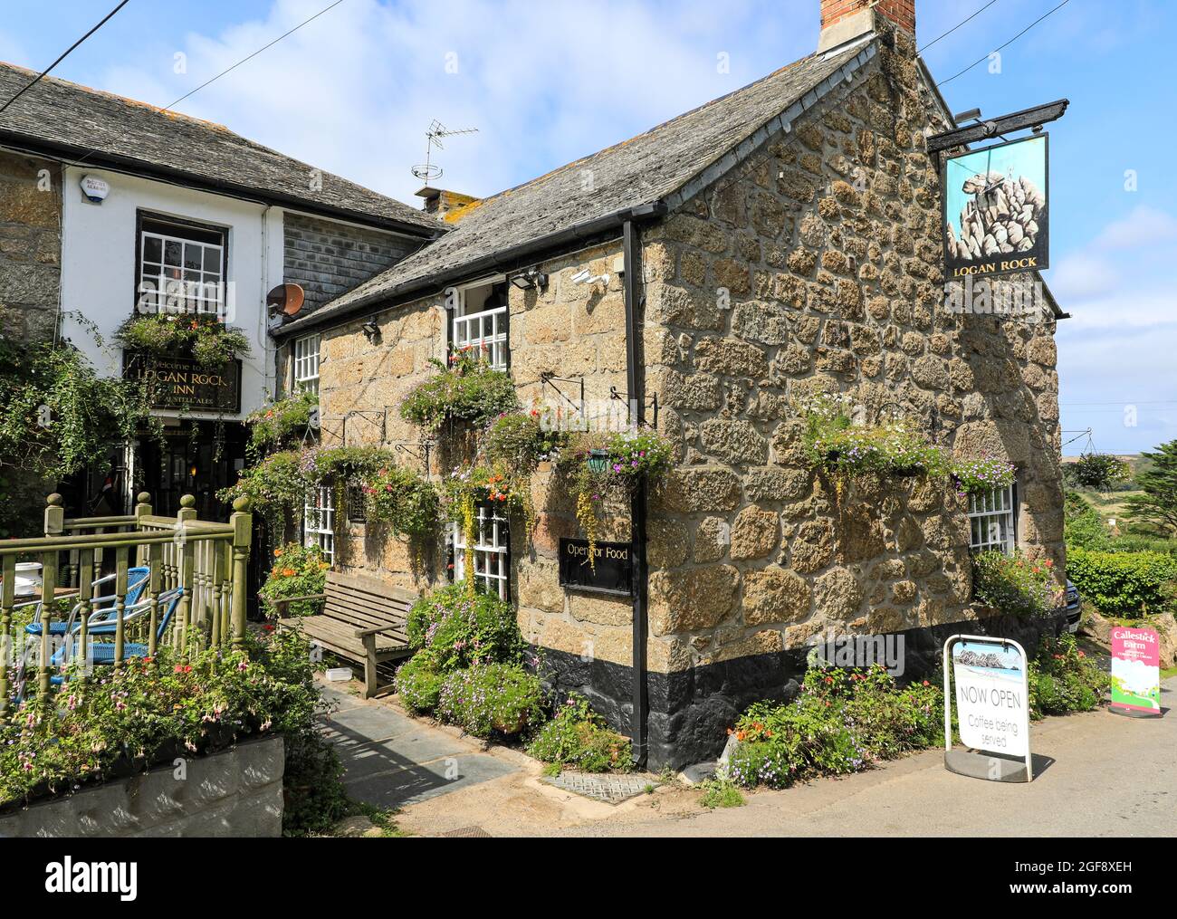 Il Logan Rock Inn, un pub o casa pubblica tradizionale del XVI secolo, Treen, Cornovaglia, Inghilterra, Regno Unito Foto Stock