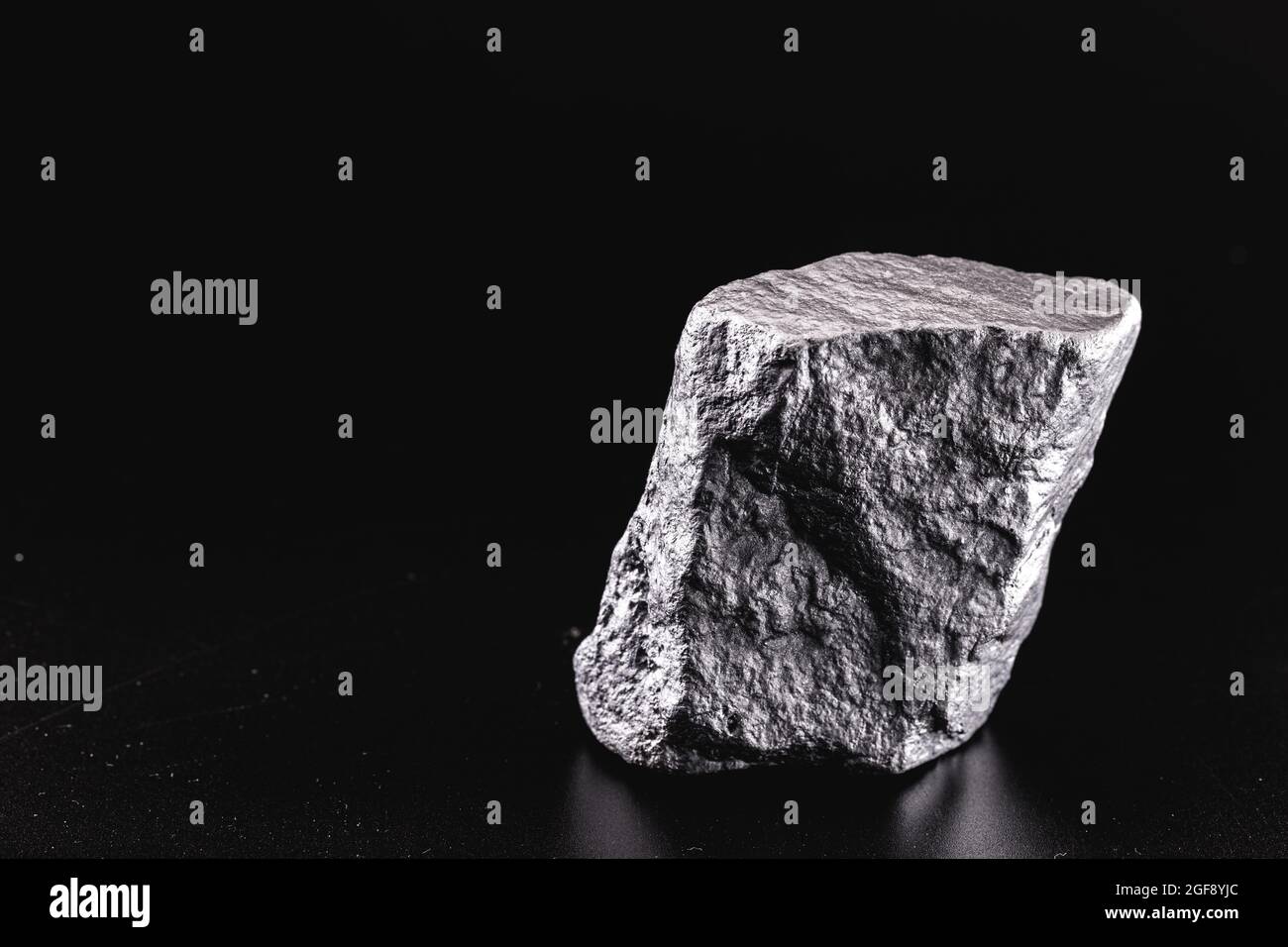 grande pietra d'argento, raro nocciolo d'argento su sfondo nero Foto Stock