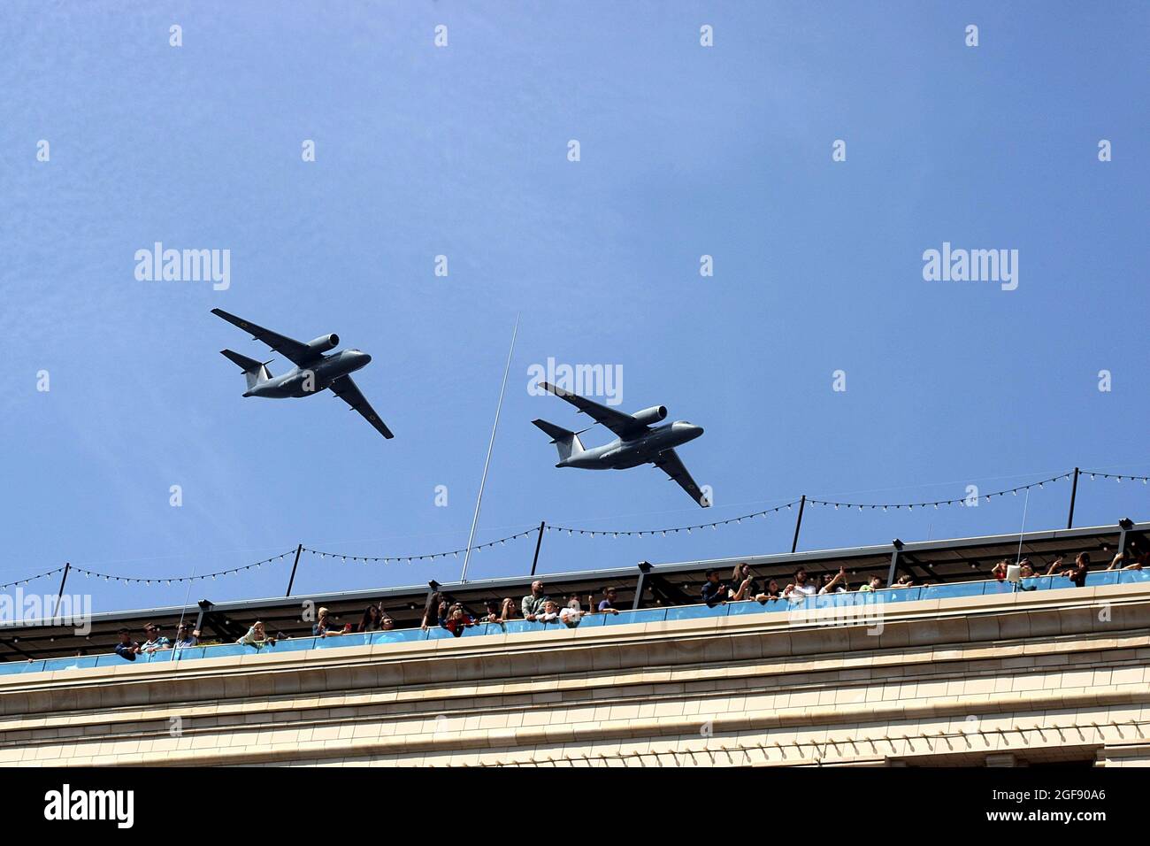 KIEV, UCRAINA - 24 AGOSTO 2021 - due aerei di trasporto Antonov AN-72 della Guardia Nazionale sorvolano Khreshchatyk Street durante la Parata del giorno dell'Indipendenza di Kiev che segna il 30° anniversario dell'indipendenza dell'Ucraina, Kiev, capitale dell'Ucraina. Foto Stock