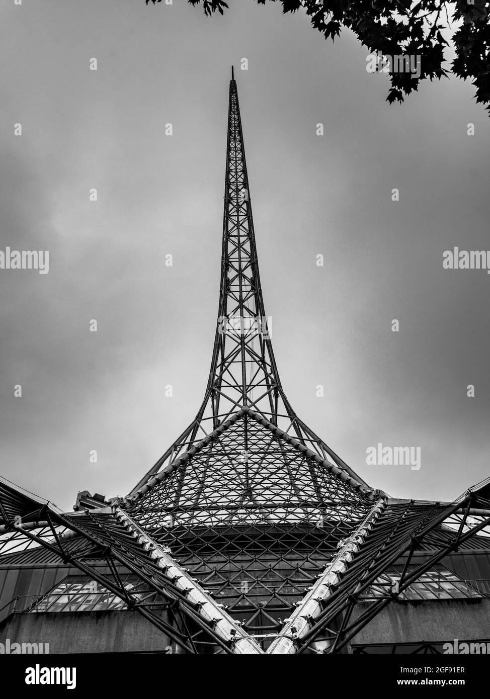 Vista ad angolo basso della torre, state Theatre, Melbourne Arts Center, Melbourne, state of Victoria, Australia Foto Stock