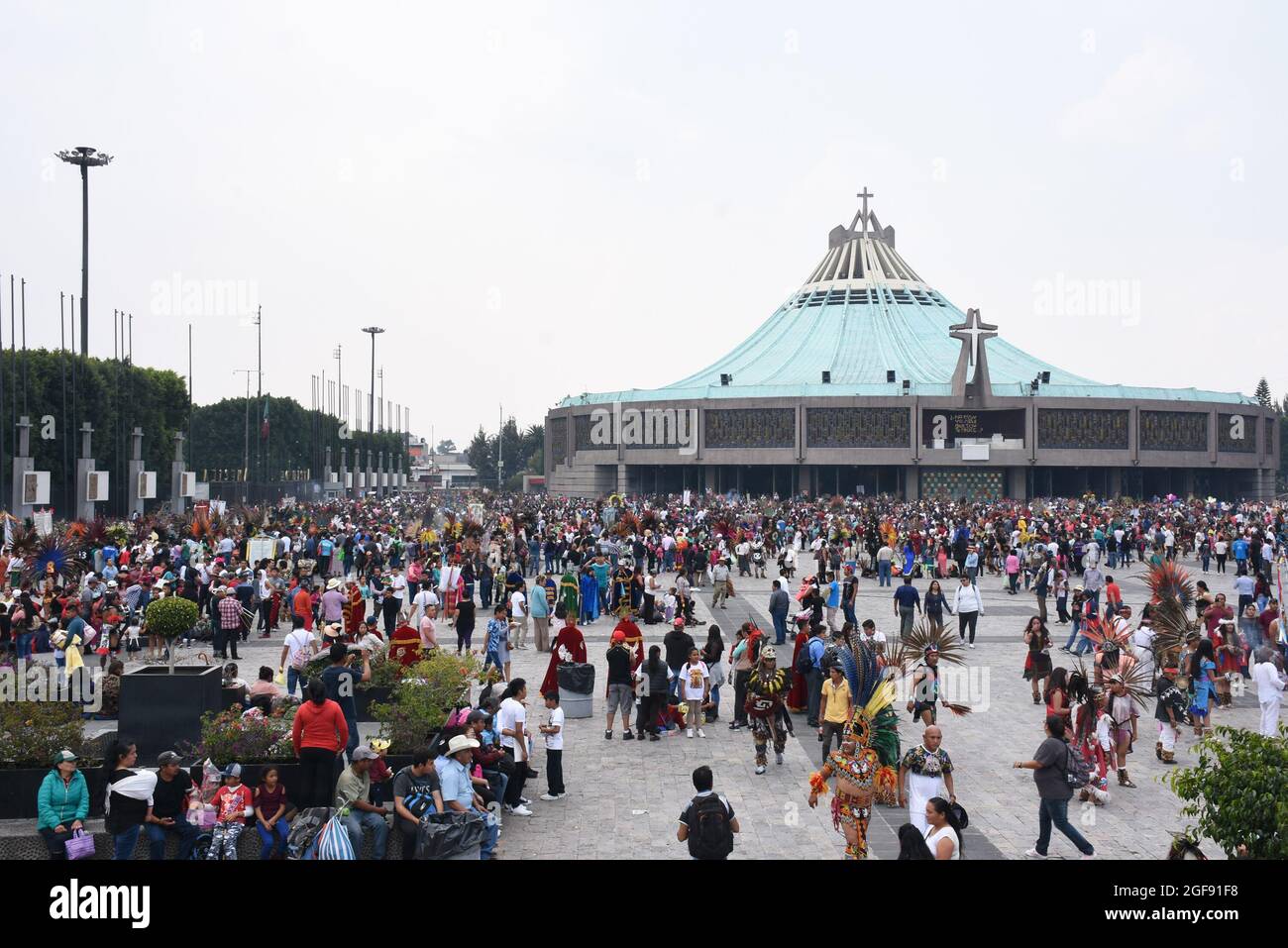 Concheros e altri ballerini alla Villa Guadalupe a Città del Messico Foto Stock