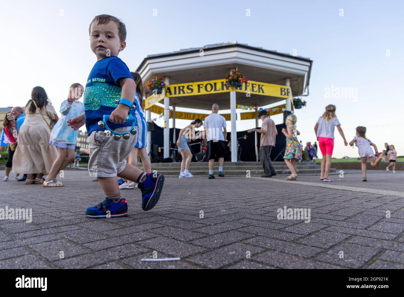 Persone che ballano alla band di musica mondiale Mazaika al bandstand durante la settimana popolare di Broadstairs, il 2021 agosto Foto Stock