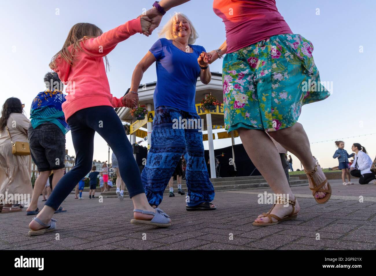 Persone che ballano alla band di musica mondiale Mazaika al bandstand durante la settimana popolare di Broadstairs, il 2021 agosto Foto Stock