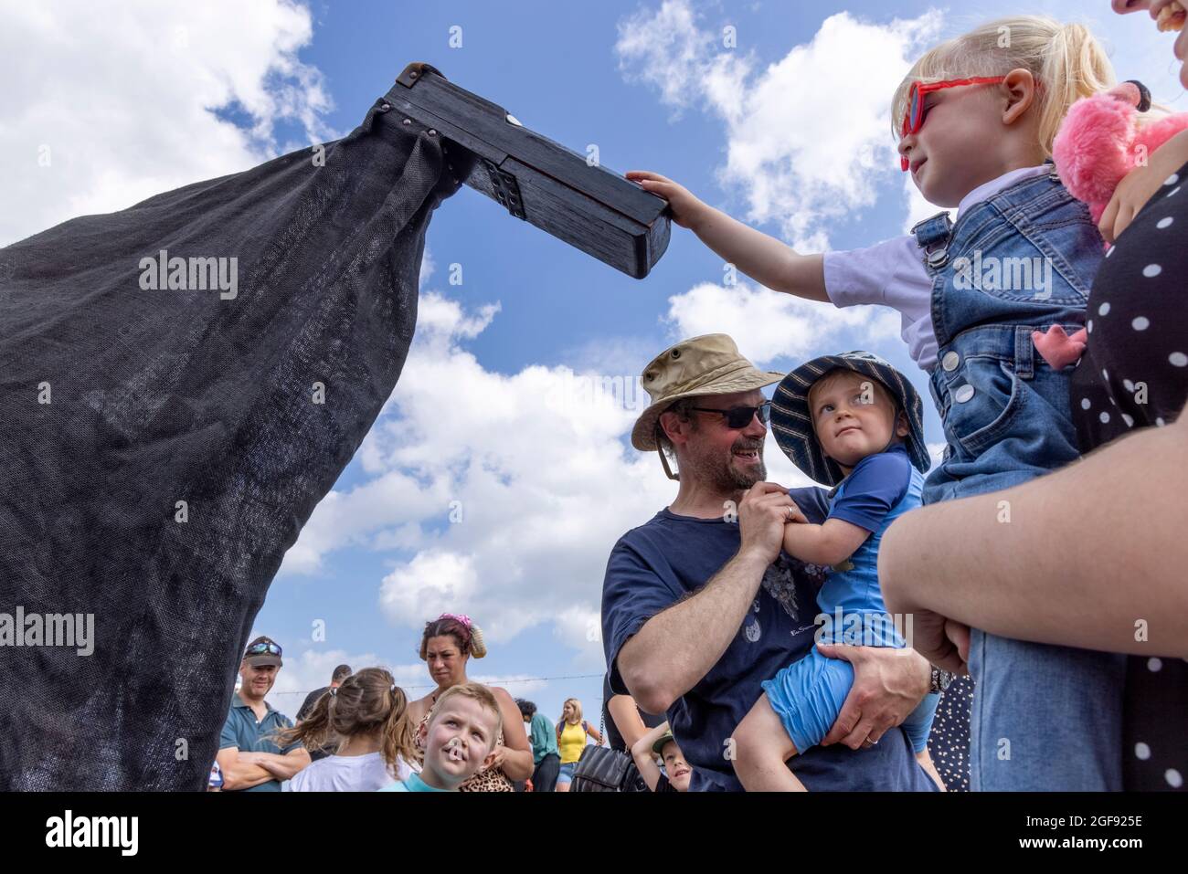 Hooden Horses interagisce con i bambini al bandstand durante la Broadstairs Folk Week, agosto 2021 Foto Stock