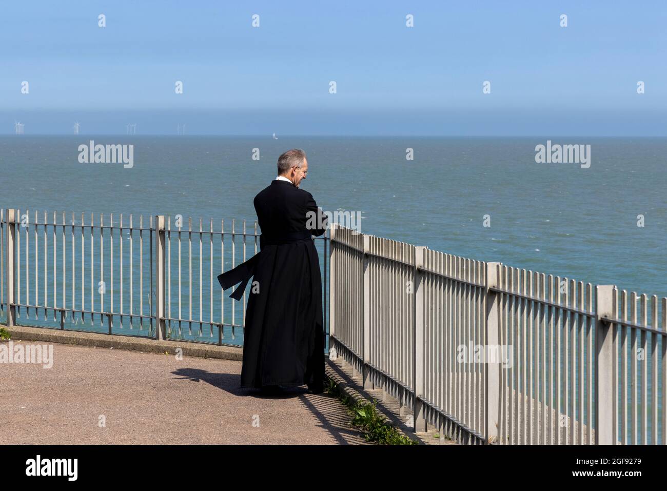 Un sacerdote cattolico alla settimana popolare di Broadstairs, 2021 agosto Foto Stock