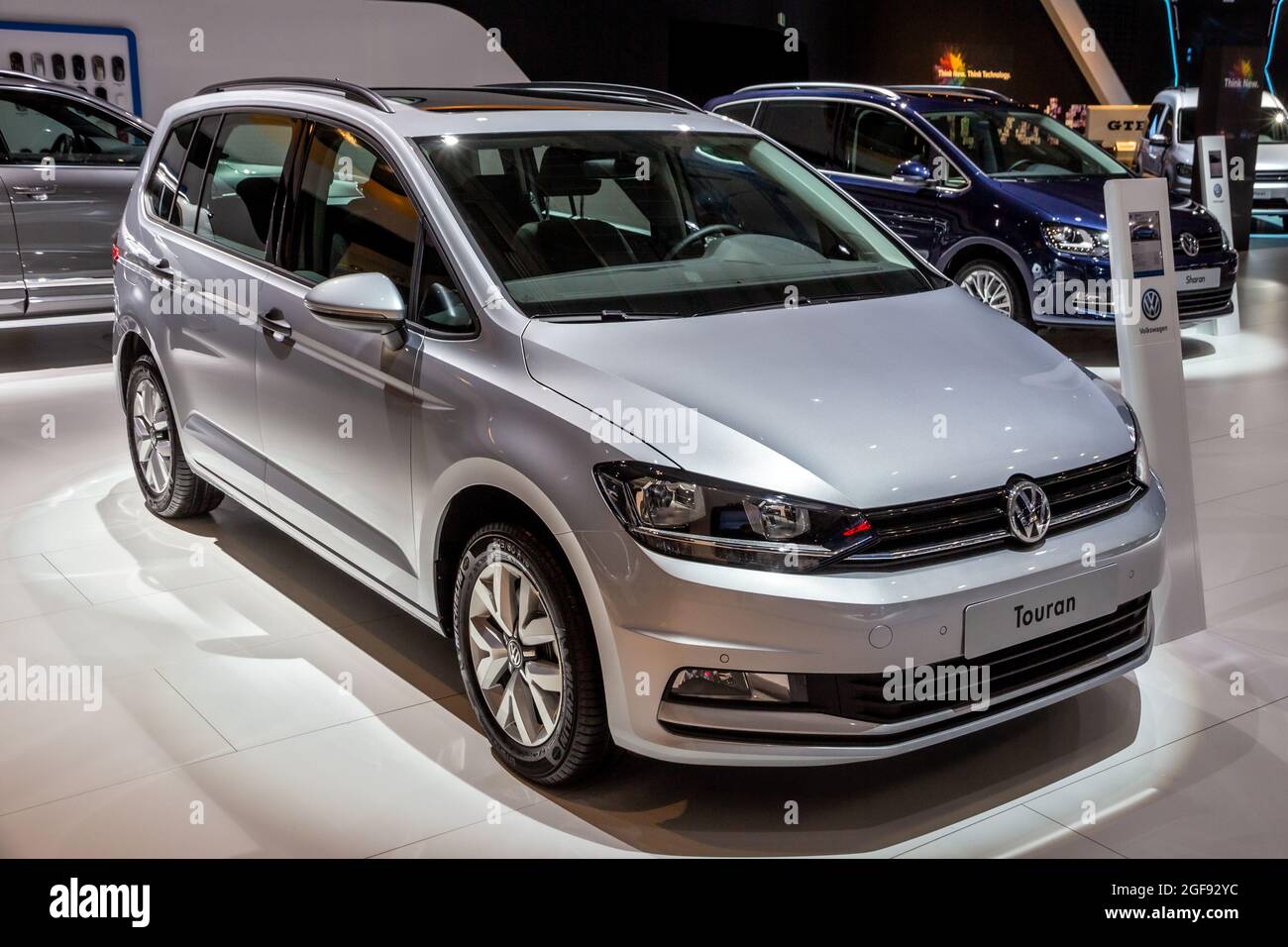 La Volkswagen Touran è presentata al Salone Autosalon di Bruxelles. Belgio - 12 gennaio 2016 Foto Stock