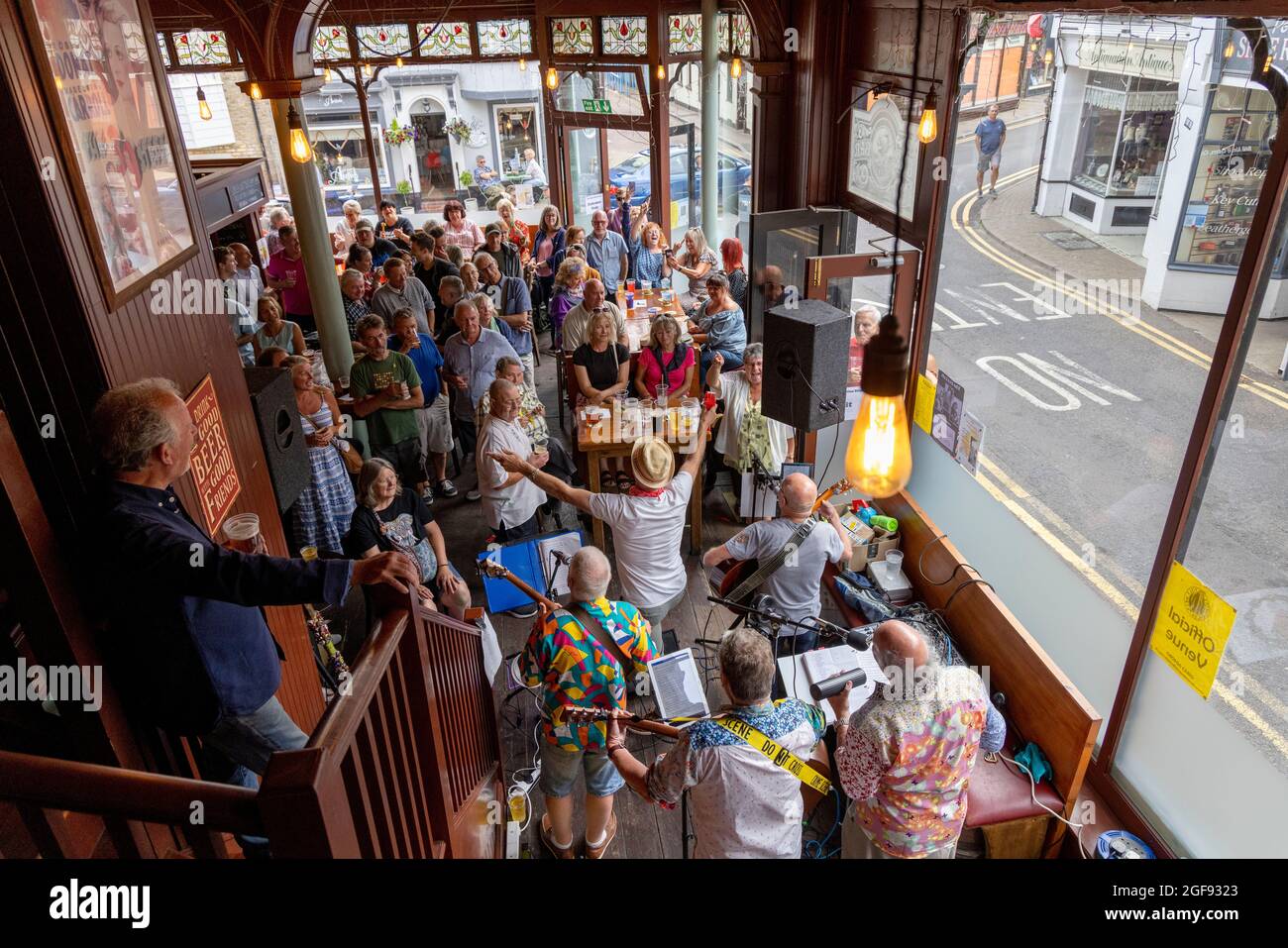 "Homemade Jam" che si esibisce al pub Thirty Nine Steps che duing Broadstairs Folk Week, il 2021 agosto Foto Stock