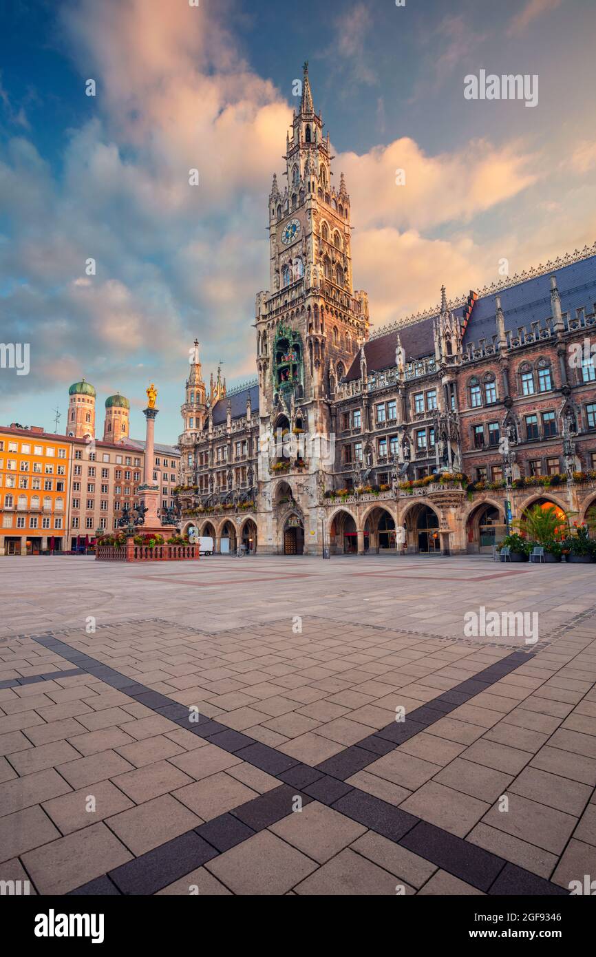 Monaco di Baviera, Germania. Immagine del paesaggio urbano di Piazza Marien a Monaco, Baviera, Germania all'alba estiva. Foto Stock