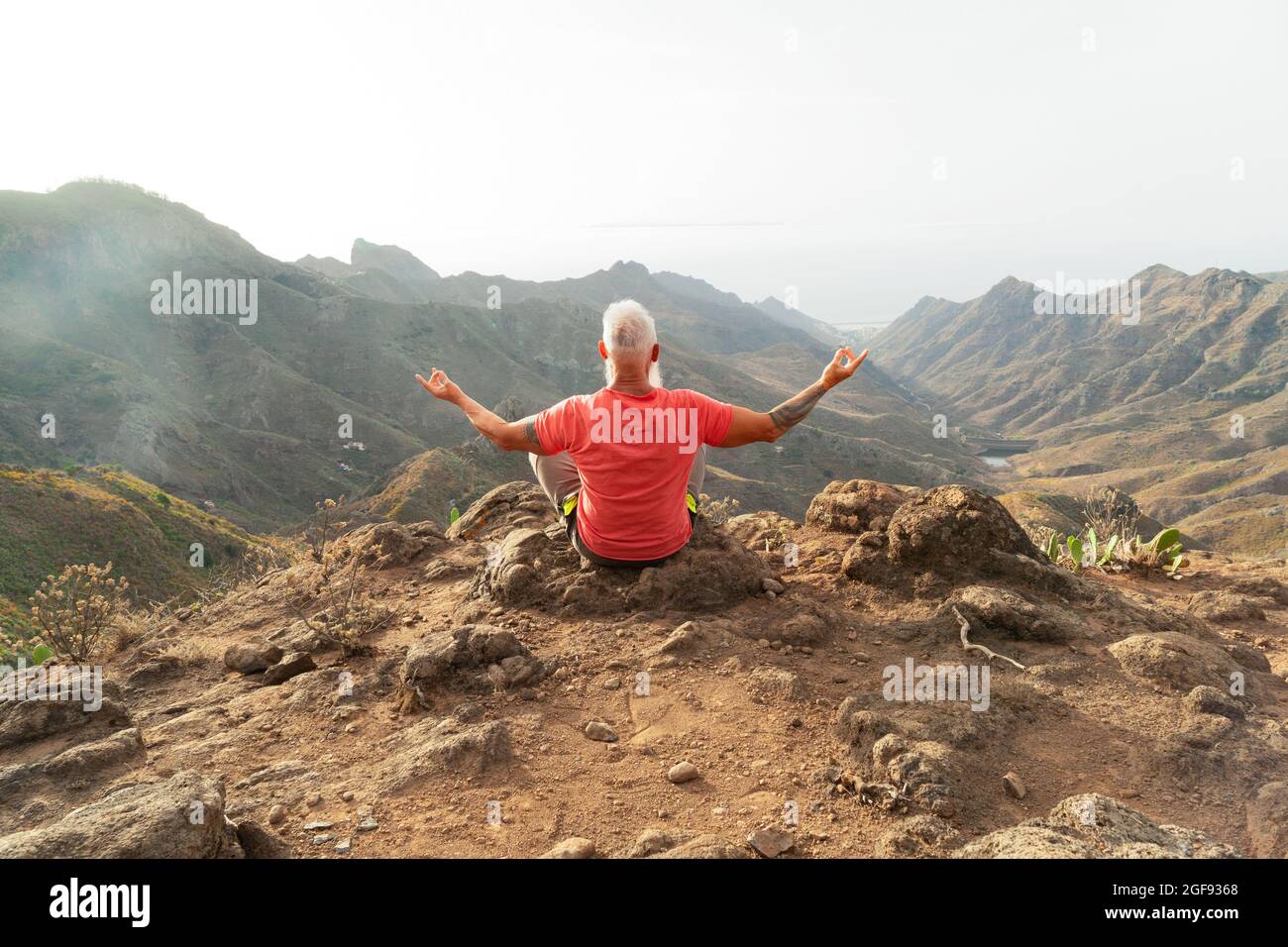 Uomo anziano saluto tramonto Foto Stock