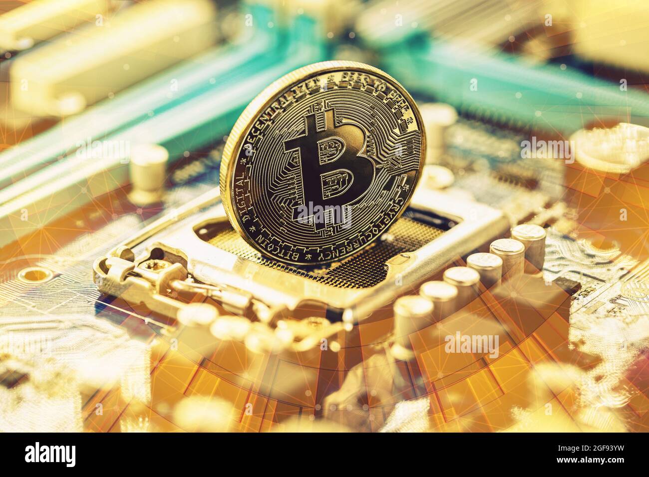 bitcoin, moneta digitale in oro su circuito stampato, concetto di valuta digitale Foto Stock