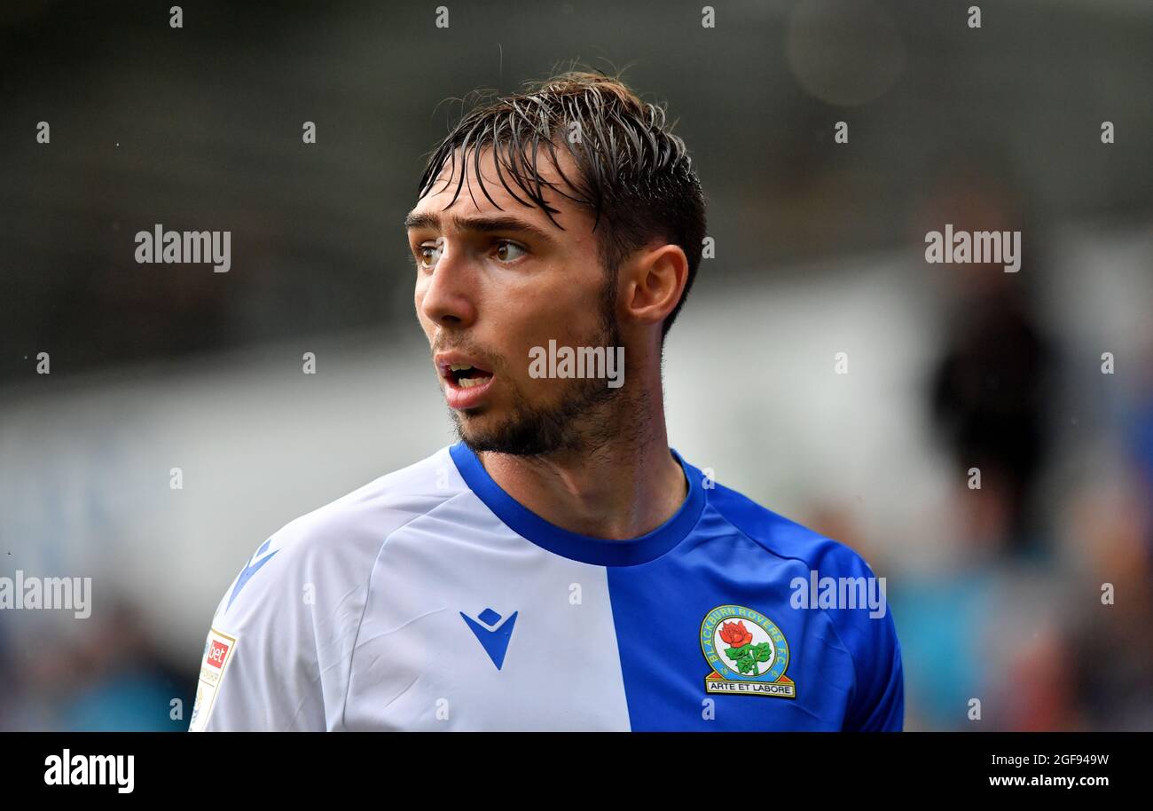 Harry Pickering di Blackburn Rovers guarda avanti durante la partita del campionato Sky Bet all'Ewood Park di Blackburn. Data foto: Sabato 21 agosto 2021. Foto Stock