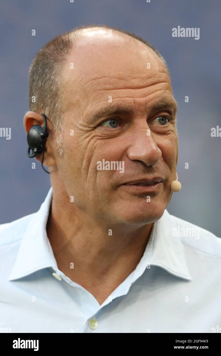 Genova, Italia, 23 agosto 2021. Luca Marchegiani Sky Sport TV giornalista reagisce prima di dare il via alla serie A a a Luigi Ferraris, Genova. Il credito d'immagine dovrebbe essere: Jonathan Moscrop / Sportimage Foto Stock