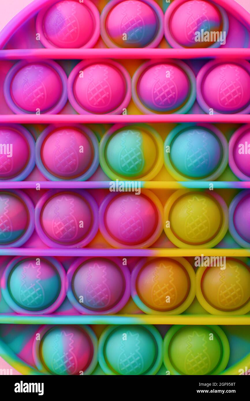 Coloratissimo giocattolo antistress sensoriale fidget push pop it, vista macro Foto Stock