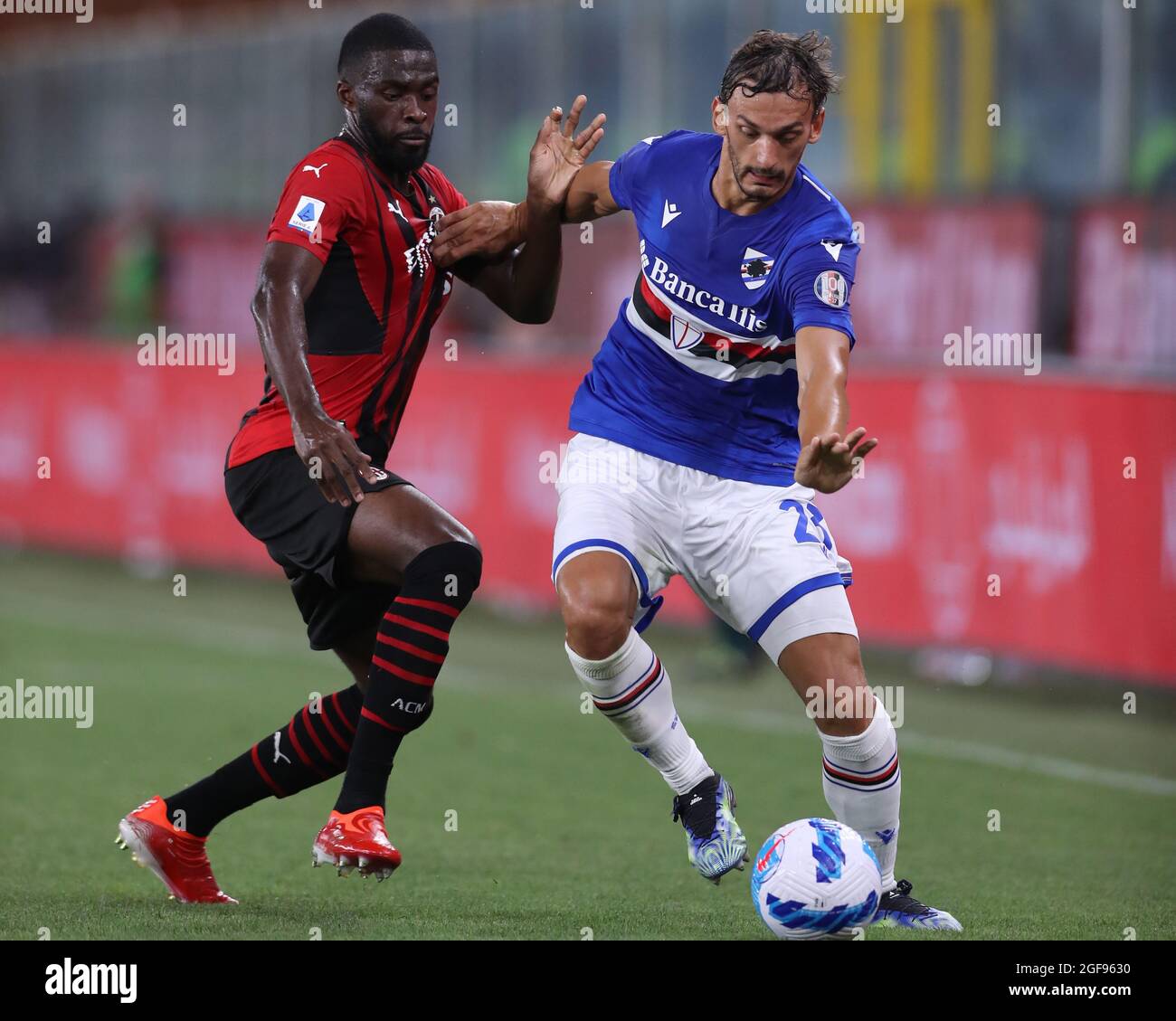 Genova, Italia, 23 agosto 2021. Fikayo Tomori dell'AC Milan sfida Manolo Gabbiadini dell'UC Sampdoria durante la serie A a a Luigi Ferraris, Genova. Il credito d'immagine dovrebbe essere: Jonathan Moscrop / Sportimage Foto Stock