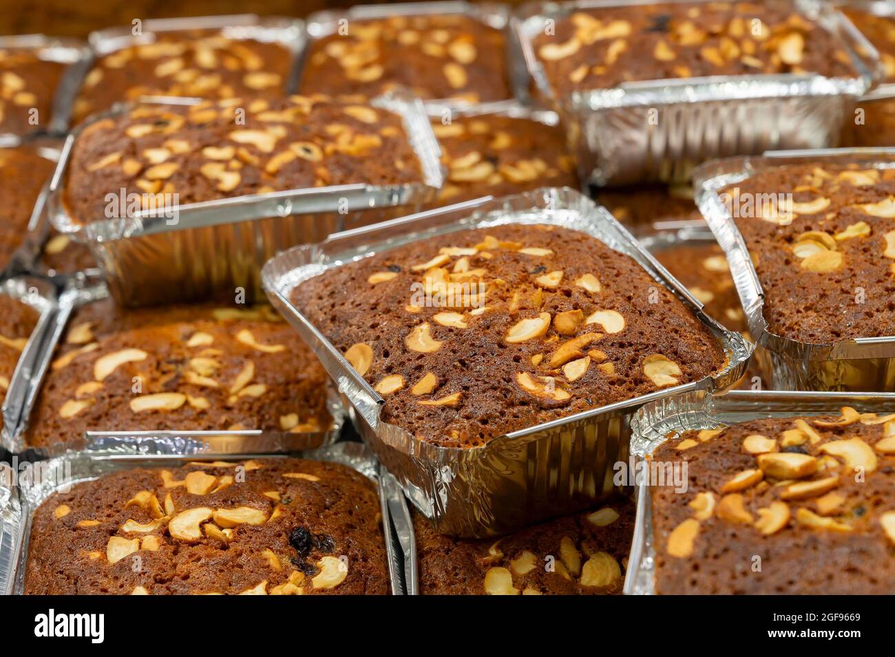 Torte plenarie sono in vendita a Nahoum and Sons, New Market area. Molto famoso e più di 100 anni negozio di dolci a Kolkata, West Bengala, India. Foto Stock