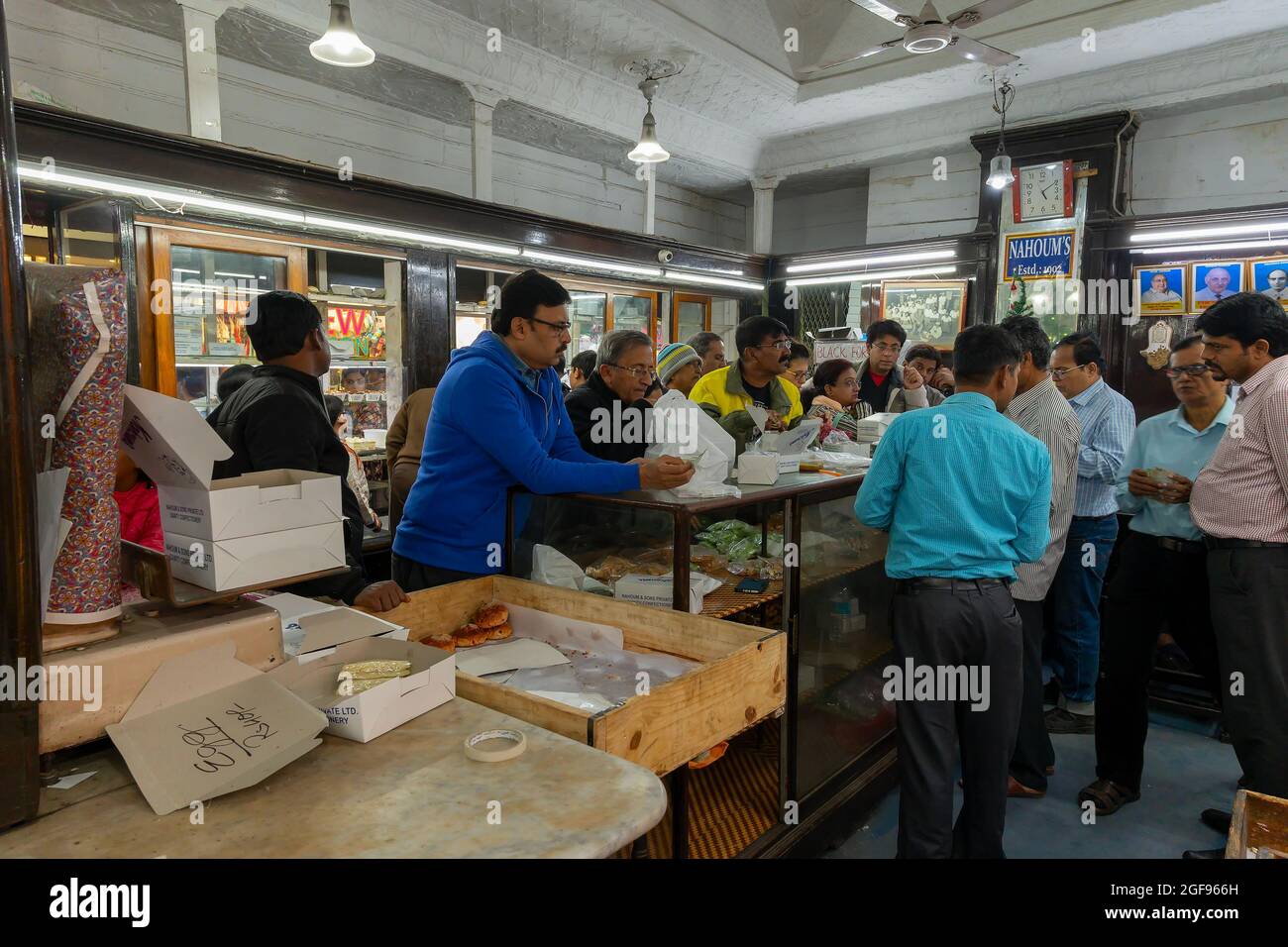 Kolkata, Bengala Occidentale, India - 29 Dicembre 2019 : Nahoum and Sons, New Market area è un negozio di torte molto famoso e vecchio. Il personale addetto alle vendite è impegnato a vendere Foto Stock