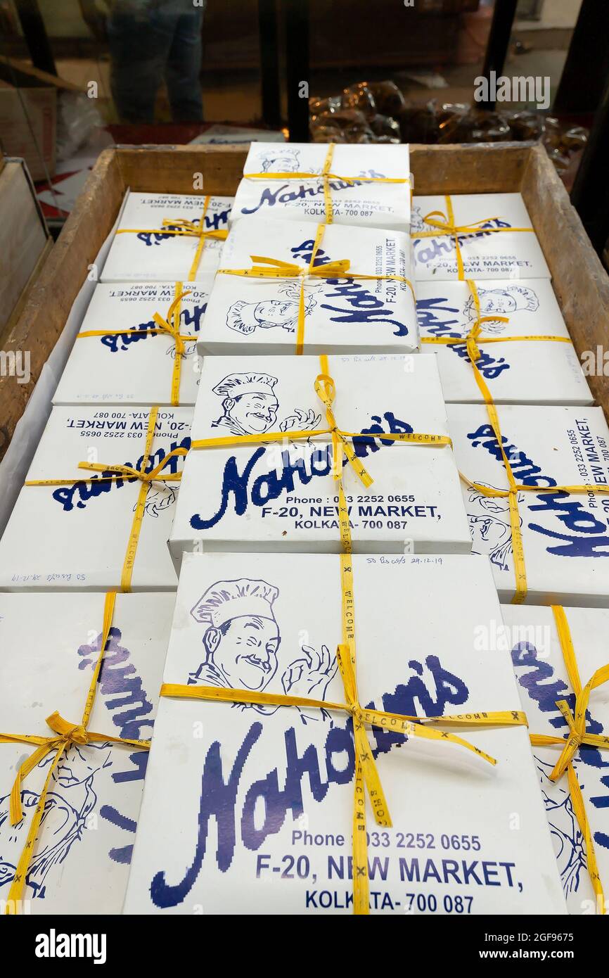 Kolkata, Bengala Occidentale, India - 29 Dicembre 2019 : Nahoum and Sons, New Market area è un negozio di torte molto famoso e vecchio. Il personale addetto alle vendite è impegnato a vendere Foto Stock