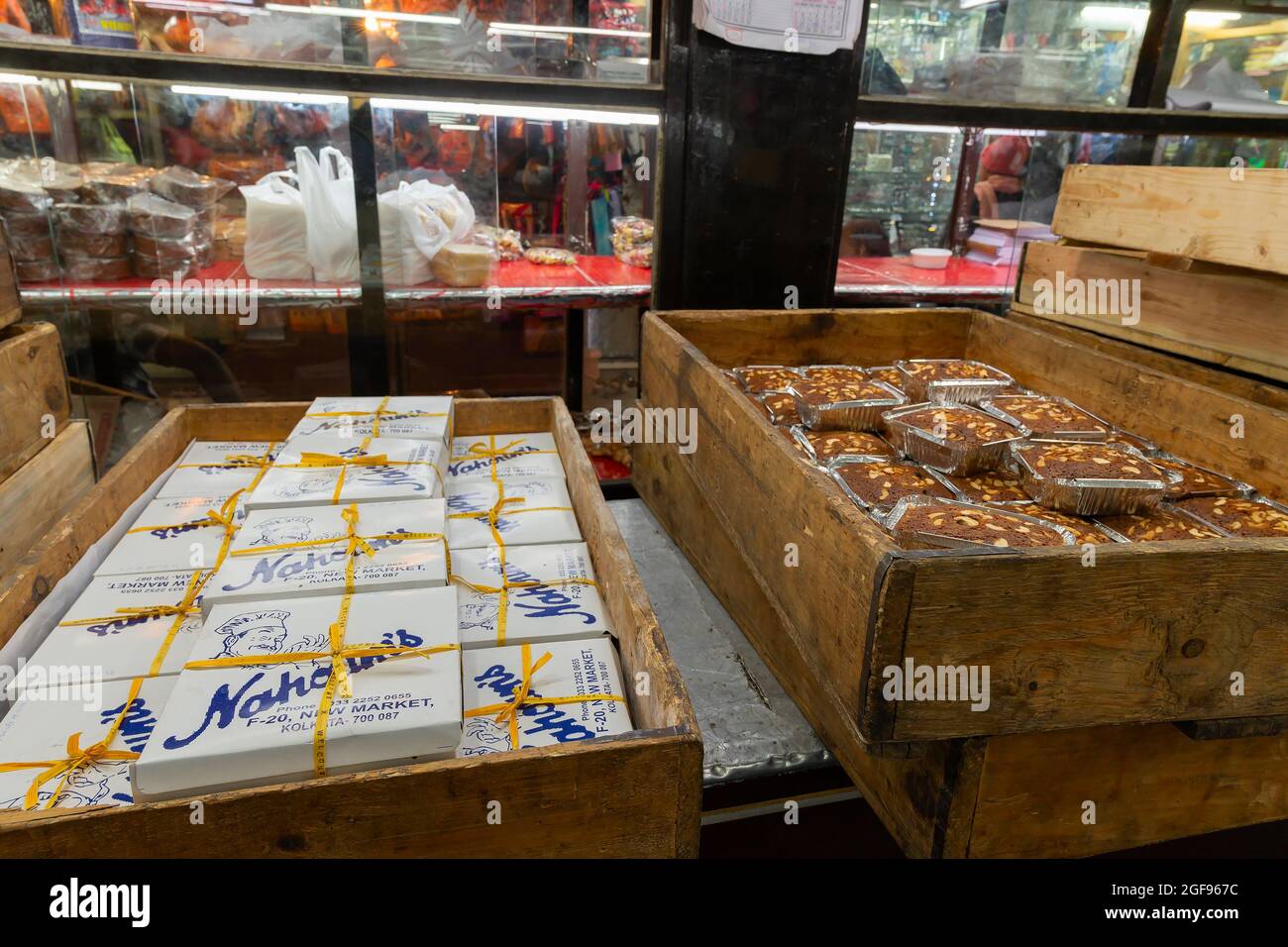 Kolkata, Bengala Occidentale, India - 29 Dicembre 2019 : Nahoum and Sons, New Market area è un negozio di torte molto famoso e vecchio. Il personale addetto alle vendite è impegnato a vendere Foto Stock