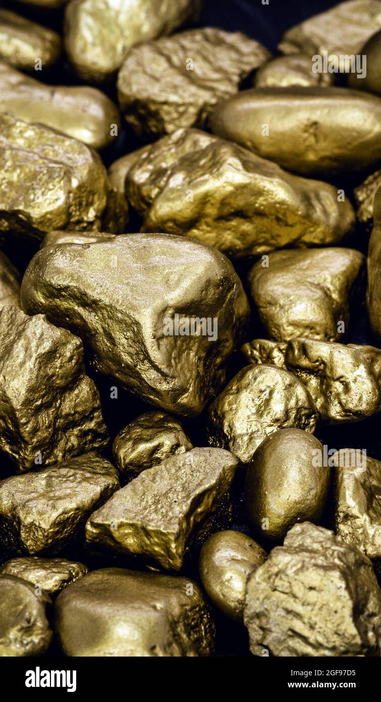 Pepite dorate isolate su sfondo nero. Concetto di lusso e oro. Foto Stock